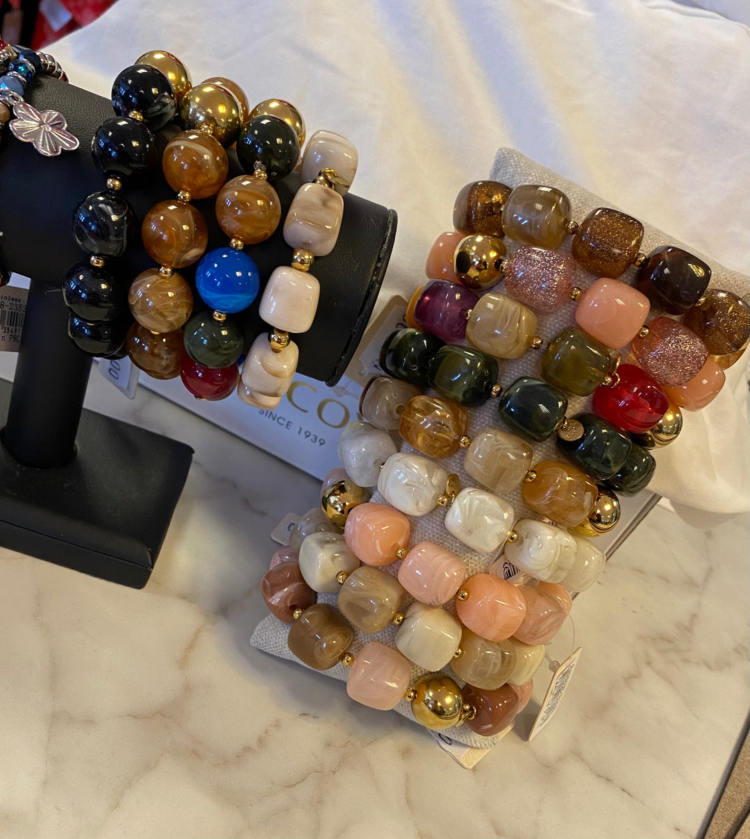 Armbond ymiskir litir